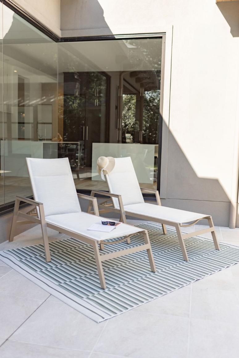 Vida Sling Chaise Lounge with Arms - Image 2